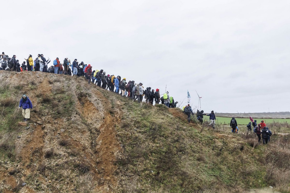 Im Gänsemarsch zum Tagebau.  Im Gänsemarsch zum Tagebau.
