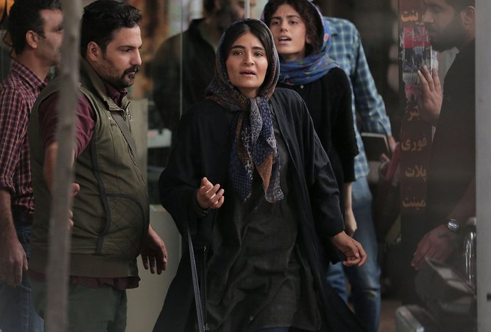 Farkhondeh kämpft – anfangs noch mit offenem Visier, ohne Tschador.