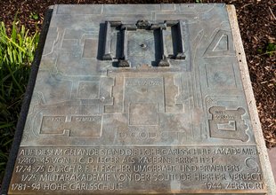 Die Gedenktafel zeigt die einstigen Ausmaße der 1944 zerstörten Akademie. Foto: Joachim E. Röttgers