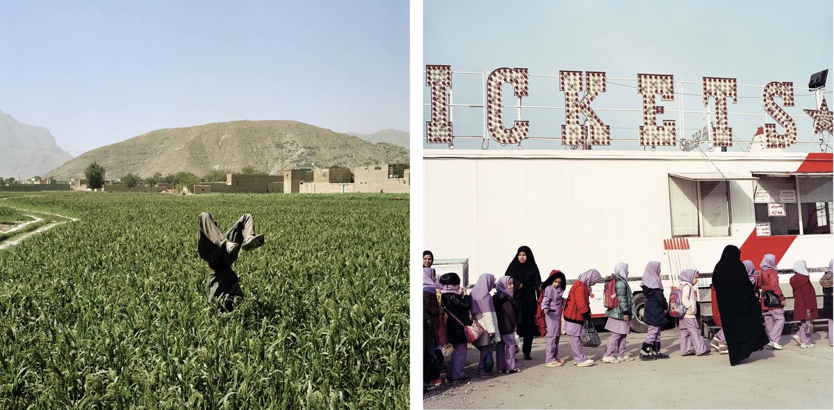 Kabul, Afghanistan, 2017: Ein Schüler, der in einem Lager für Binnenvertriebene lebt, trainiert in einem Feld.  Rechts ein Foto aus Teheran, Iran, 2016: Eine Schulklasse wartet mit ihren Lehrerinnen vor dem Khalil Oghab Zirkus.