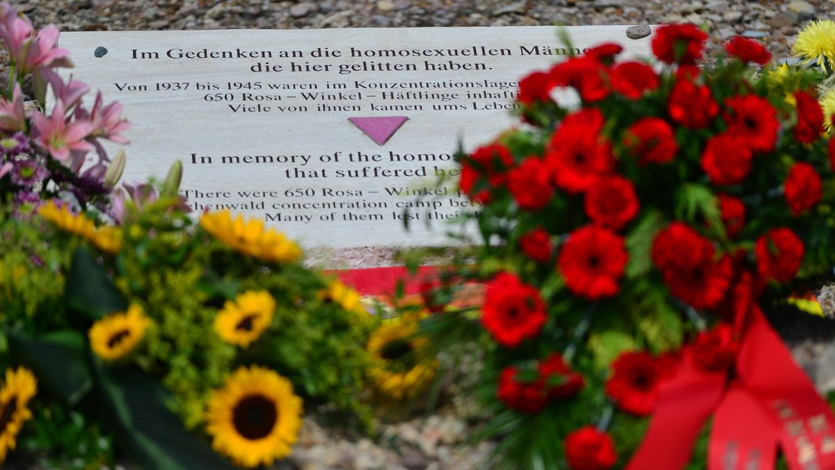 Sie galten in der völkischen Ideologie der Nazis als Gefahr für die "natürliche Ordnung": An die homosexuellen Opfer des NS-Regimes erinnert ein Gedenkstein auf dem Gelände des ehemaligen Konzentrationslagers Buchenwald in Thüringen. Foto: Marc Tirl/dpa