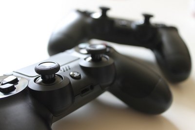Nicht umsonst heißen die Dinger Controller. Mit ihnen kontrolliert die Spieleindustrie unsere Kinder. Foto: Pixabay