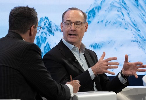 Allianz-Chef Oliver Bäte (Mitte) glaubt, ohne Krankenstände wäre die deutsche Wirtschaft gewachsen, nicht geschrumpft. Foto: World Economic Forum/ Greg Beadle