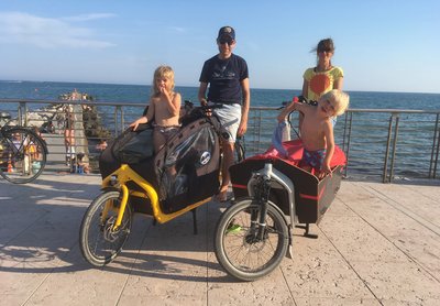 Am Ziel: Die Urlauber Martina Schmitt, Carsten Hendricks, ihre zwei Kinder und die beiden Lastenräder. Foro: privat