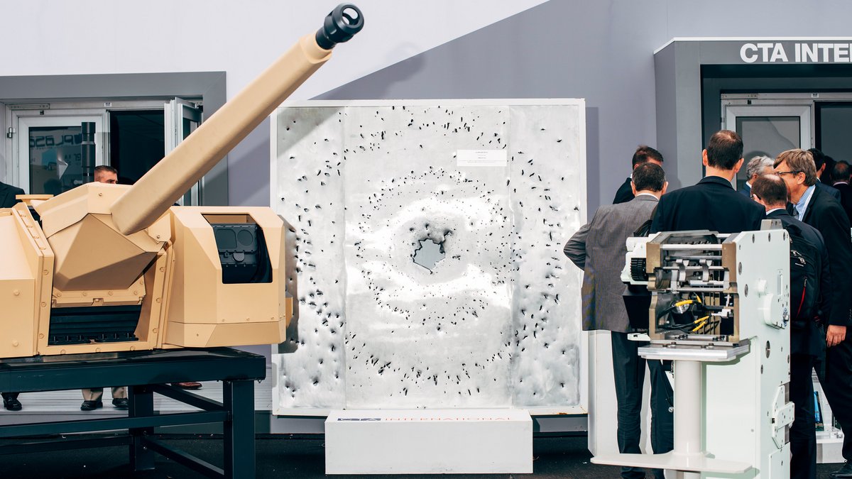 Die Rüstungsfirma CTA demonstriert ihre Feuerkraft an einem zwei Millimeter dicken Aluminiumziel. Eurosatory, Paris, Frankreich 2018.