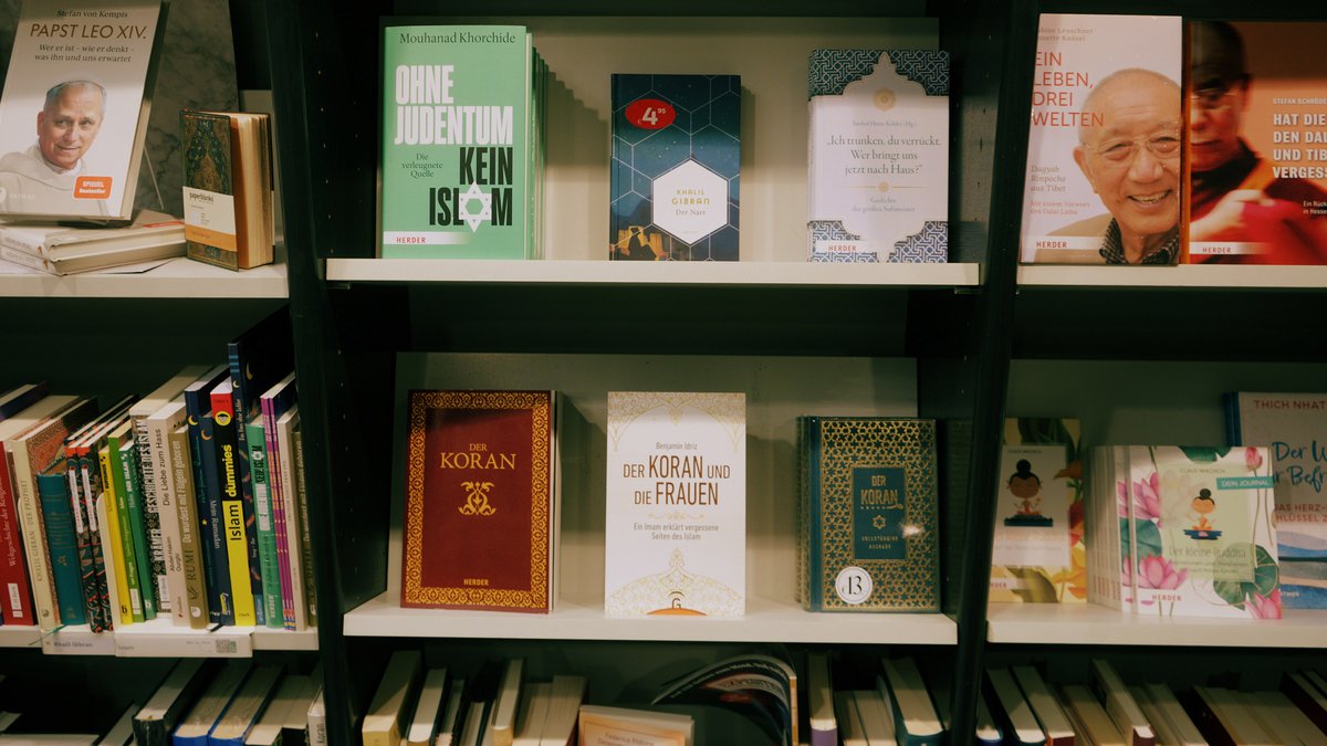 Fachliteratur thematisiert den interreligiösen Dialog zwischen Islam, Judentum und Christentum.
