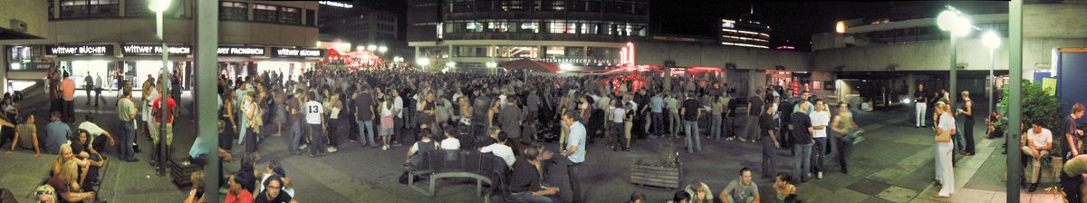 2001: kaum Platz in Pauls Boutique, viel Platz davor auf dem Kleinen Schlossplatz, seit jeher Ort der Sub- und Jugendkultur. Foto: Josh von Staudach