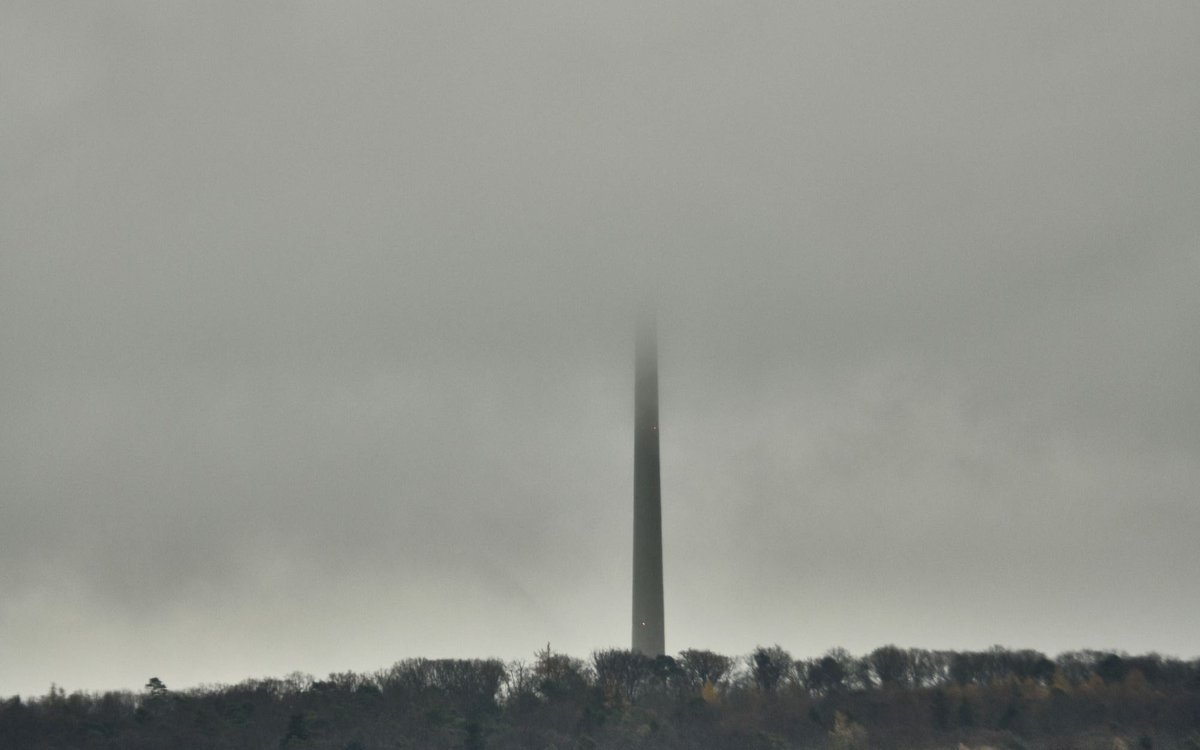 Ja wo isser denn? (Stuttgarts Wahrzeichen, der Fernsehturm, im Nebel.)