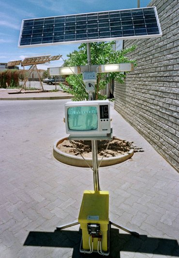 ... oder einen fotovoltaisch betriebenen Fernseher aus dem Jahr 1996. Fotos: Joachim E. Röttgers