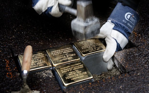 Stolpersteine erinnern an die Opfer des NS-Regimes, hier in der Stuttgarter Stöckachstraße, verlegt im März 2008. Foto: Joachim E. Röttgers