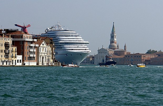 In Venedig wehren sich Umweltschützer gegen Luxusdampfer.