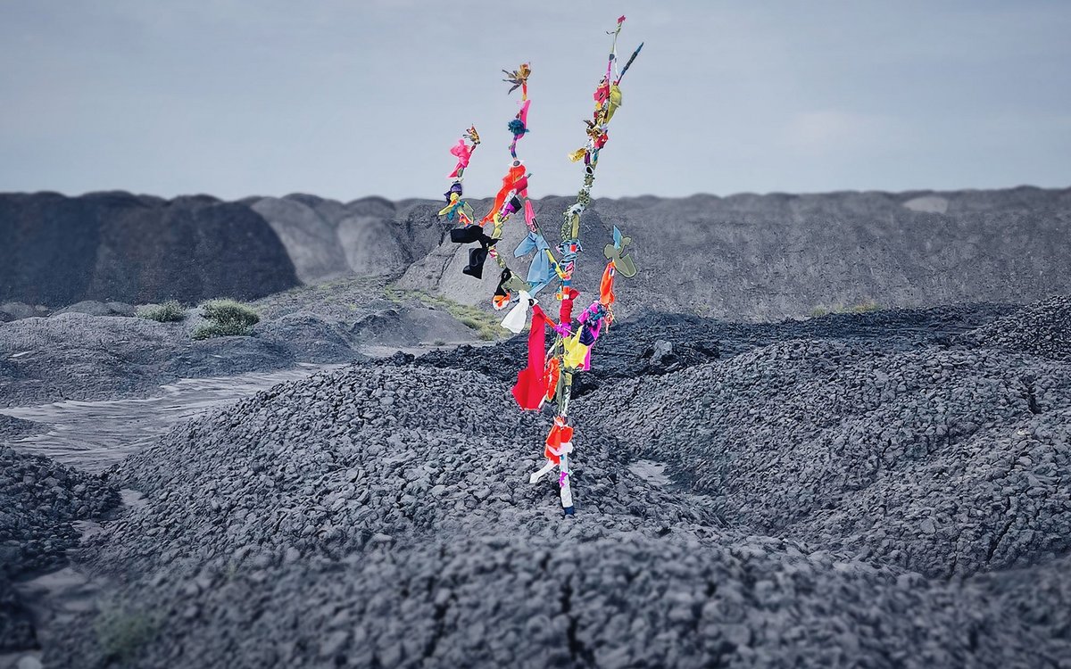 Der Baum, eigentlich als Nebenprodukt beim Hero-Workshop entstanden, wurde zu einem Fixpunkt, der immer wieder in Bildern und Videos auftaucht. Verziert ist der Baum mit Restmaterialien der Kostüme.  Der Baum, eigentlich als Nebenprodukt beim Hero-Workshop entstanden, wurde zu einem Fixpunkt, der immer wieder in Bildern und Videos auftaucht. Verziert ist der Baum mit Restmaterialien der Kostüme.