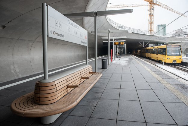 Hier soll sich bloß niemand hinlegen: die Sitzbänke an der Haltestelle "Staatsgalerie".  Hier soll sich bloß niemand hinlegen: die Sitzbänke an der Haltestelle "Staatsgalerie".
