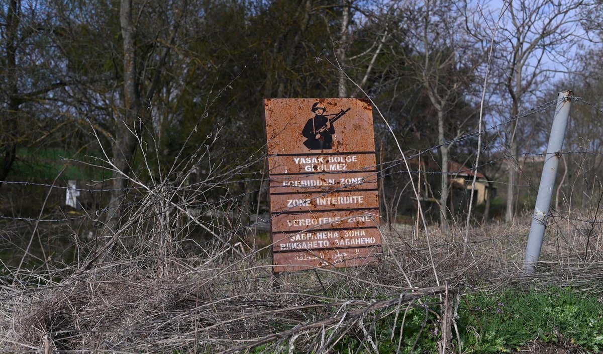 Der Rost an den grenznahen Hinweisschildern erinnert an den alten Konflikt zwischen Griechenland und der Türkei. Fotos: Lena Reiner