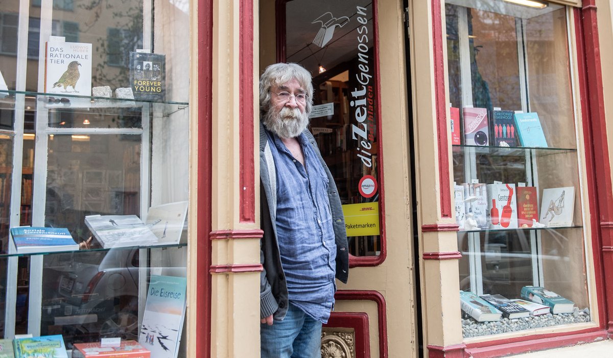 Bert Heim und seine Buchhandlung – Aufwärmstation, Zwischenlager, Mutmacher und mehr. Fotos: Jens Volle