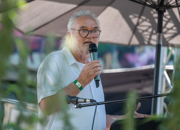 Kontext-Mitgründer Josef-Otto Freudenreich begrüßte die Gäste.