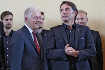 Durfte beim SWR nichts sagen: Stuttgarts grüner OB Fritz Kuhn mit Ex-VfB-Trainer Bruno Labbadia. Foto: LHS