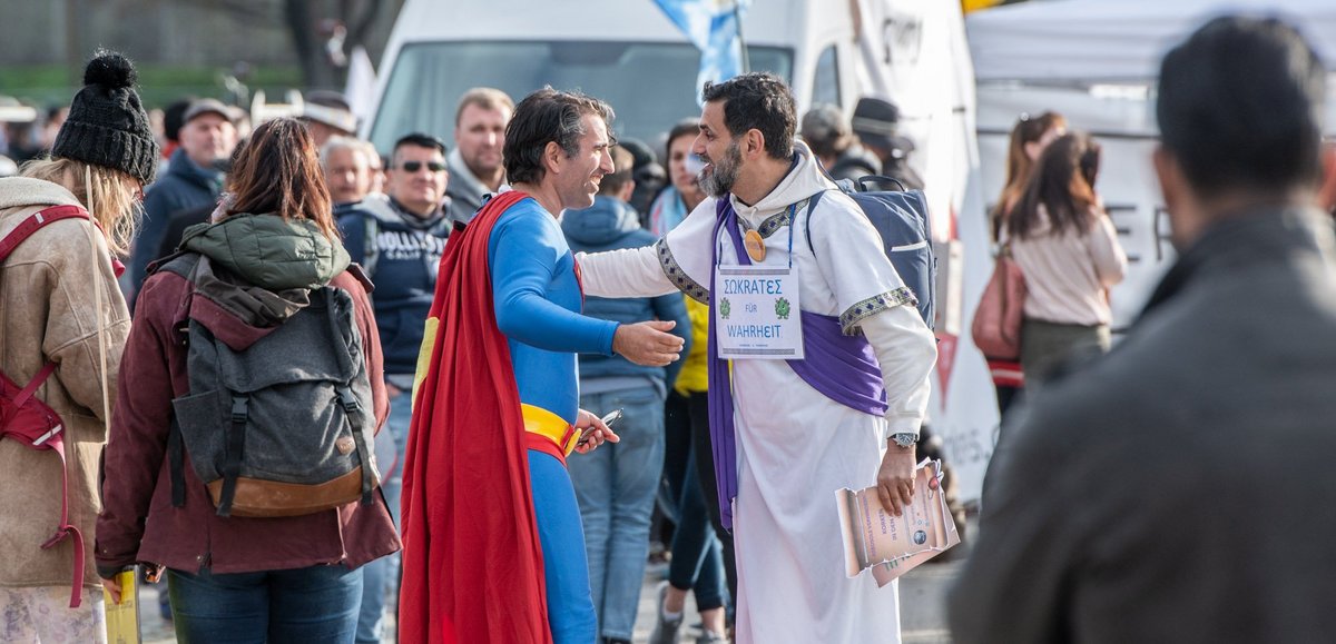 Ausgerechnet die absurdeste aller politischen Bewegungen konnte sich mit ihren Kernforderungen durchsetzen: Querdenken in Stuttgart. Foto: Jens Volle 