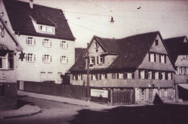 Wo heute ein Schuhladen untergebracht ist, stand dieses spätmittelalterliche Haus. Dort lebte die Familie von Franz und Johanna Reinhardt. Foto: Privatarchiv Rieker