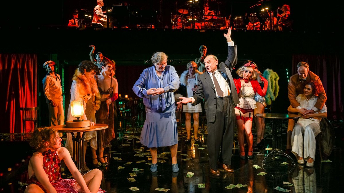 Vorne rechts als Herr Schultz in "Cabaret", inszeniert von Calixto Bieito. Foto: Toni Suter