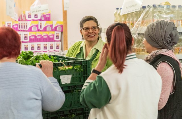 "Die Mischung hier ist so schön", sagt Monika Miller, stellvertretende Leiterin des Tafelladens Fellbach. "Die Mischung hier ist so schön", sagt Monika Miller, stellvertretende Leiterin des Tafelladens Fellbach.