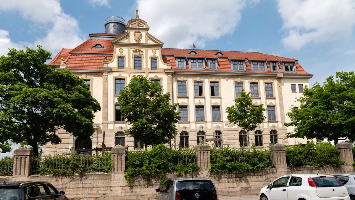 In der Ostheimschule in der Landhausstraße, heute Grund- und Werkrealschule Ostheim, befanden sich ab 1943 gleich zwei Lager des Tiefbauamts der Stadt Stuttgart für 600 bis 900 Personen aus der Sowjetunion, Polen und den Niederlanden. 