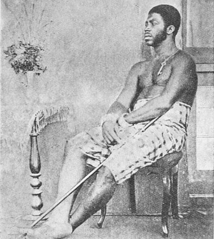 Ndumb'a Lobe, "König Bell", um 1874. Foto: gemeinfrei Ndumb'a Lobe, "König Bell", um 1874. Foto: <a rel="nofollow" class="external text" href="http://digitalgallery.nypl.org/nypldigital/dgkeysearchdetail.cfm?trg=1&strucID=451046&imageID=1233676&word=cameroon&s=1&notword=&d=&c=&f=&lWord=&lField=&sScope=&sLevel=&sLabel=&total=24&num=0&imgs=12&pNum=&pos=1">NYPL Digital Gallery</a>, Gemeinfrei, <a href="https://commons.wikimedia.org/w/index.php?curid=2176568">Link</a>