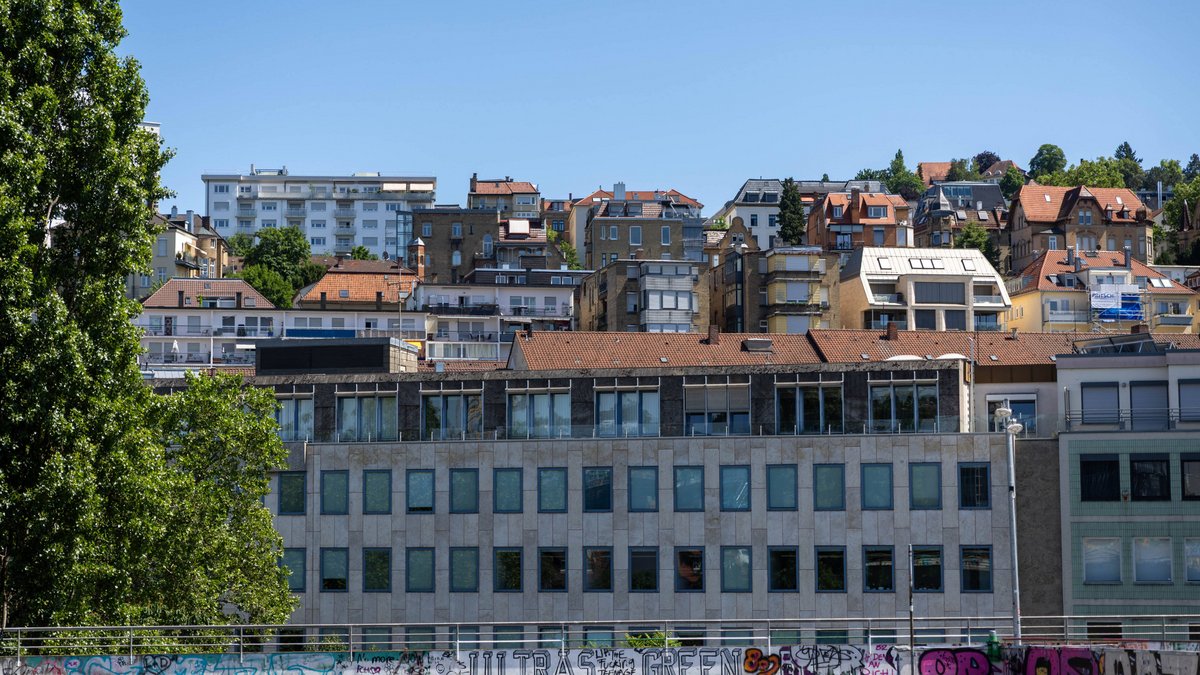 Gegenüber geht's hinauf zu den Gebäuden an der Olga- und der Alexanderstraße.