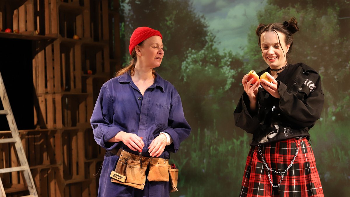 Ungleiches Paar: Britta Scheerer (links) als Bäuerin, Juliane Braig als Sally. Fotos: Sabine Haymann