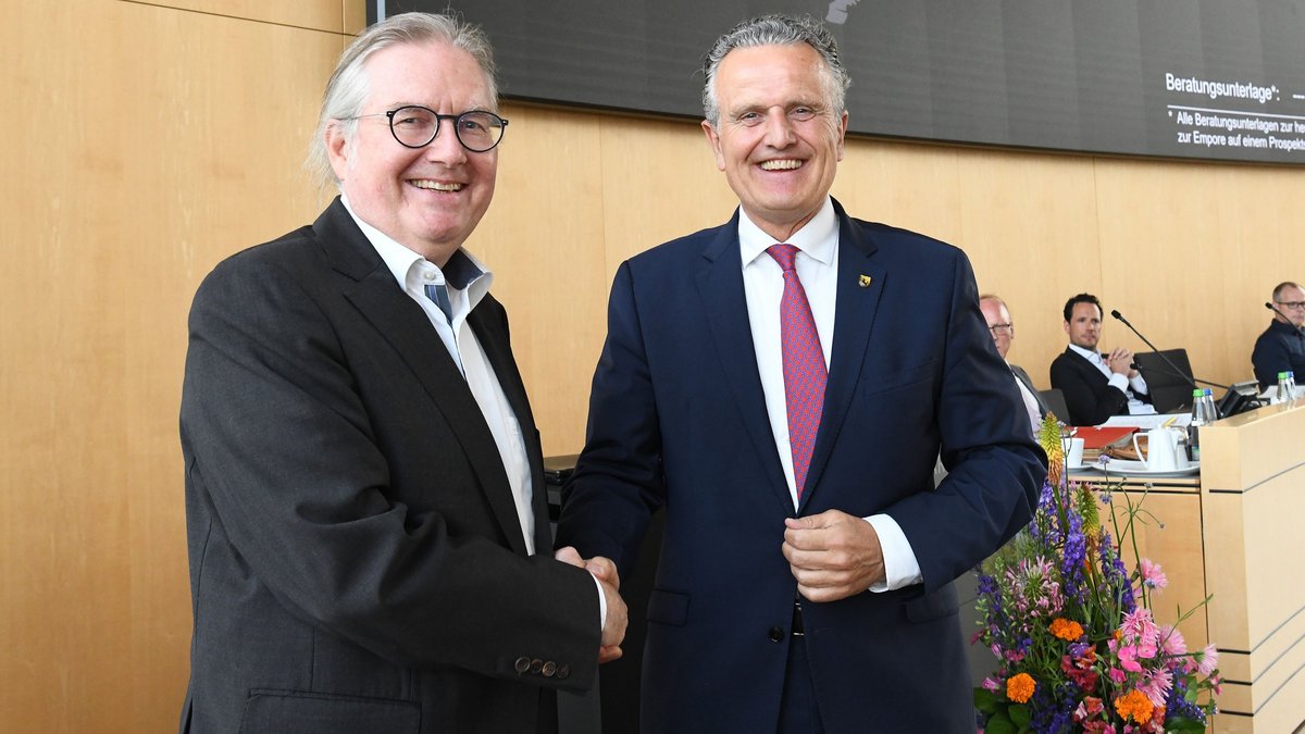 Ganz schön knapp: Stuttgarts OB Frank Nopper (rechts) gratuliert Baubürgermeister Peter Pätzold zu dessen Wiederwahl. Foto: Franziska Kraufmann