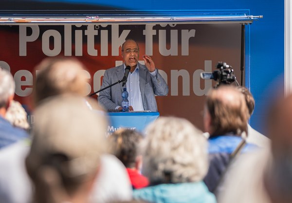 MdB Peter Boerhinger leugnet den menschlichen Einfluss auf den Klimawandel und Fluchtgründe für Syrer:innen. 
