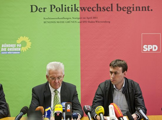 Winfried Kretschmann und Nils Schmid bei der Pressekonferenz zum grün-roten Koalitionsvertrag 2011. Euphorie sieht anders aus.