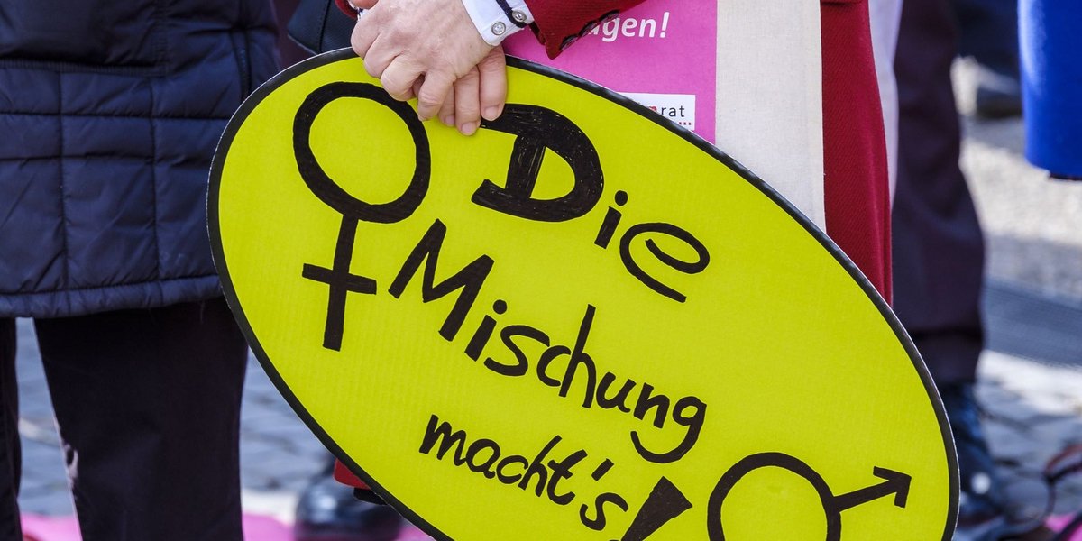 Smartmob für eine Wahlrechtsreform am Internationalen Frauentag 2018 vor dem Stuttgarter Landtag. Fotos: Joachim E. Röttgers Smartmob für eine Wahlrechtsreform am Internationalen Frauentag 2018 vor dem Stuttgarter Landtag. Fotos: Joachim E. Röttgers