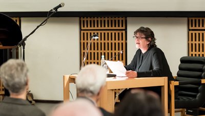 Eva Hosemann bei der Lesung der Siegerreportage.