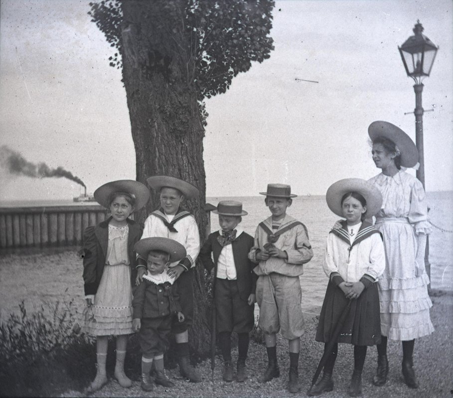 Spaziergang am Konstanzer Hafen: Kinder von zwei jüdischen Familien im typischen „Sonntagsstaat“ um 1900. Fotos: Stadtarchiv Konstanz