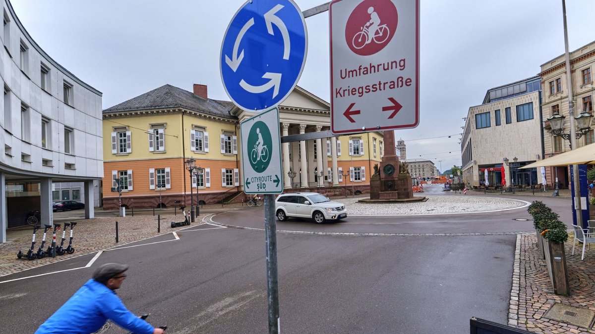 Wo gibt's denn sowas: Umleitungsschilder speziell für Radfahrende. In der Kriegsstraße wird länger gebaut als geplant – Autos sollen dort unter der Erde fahren, die Straßenbahn bleibt oben, das haben die BürgerInnen entschieden.