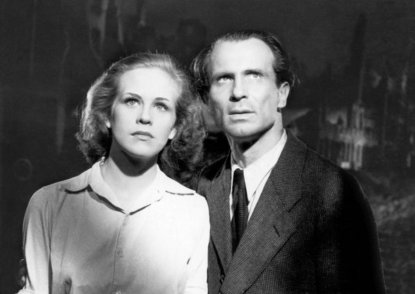 Hildegard Knef und Ernst Wilhelm Borchert in "Die Mörder sind unter uns". Foto: DEFA-Stiftung, Eberhard Klagemann Hildegard Knef und Ernst Wilhelm Borchert in "Die Mörder sind unter uns". Foto: DEFA-Stiftung, Eberhard Klagemann