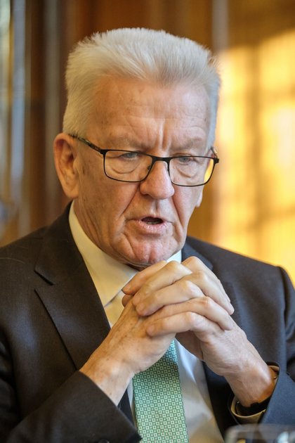 Kretschmanns Gloriole soll vor der Landtagswahl keine Kratzer bekommen. Foto: Joachim E. Röttgers