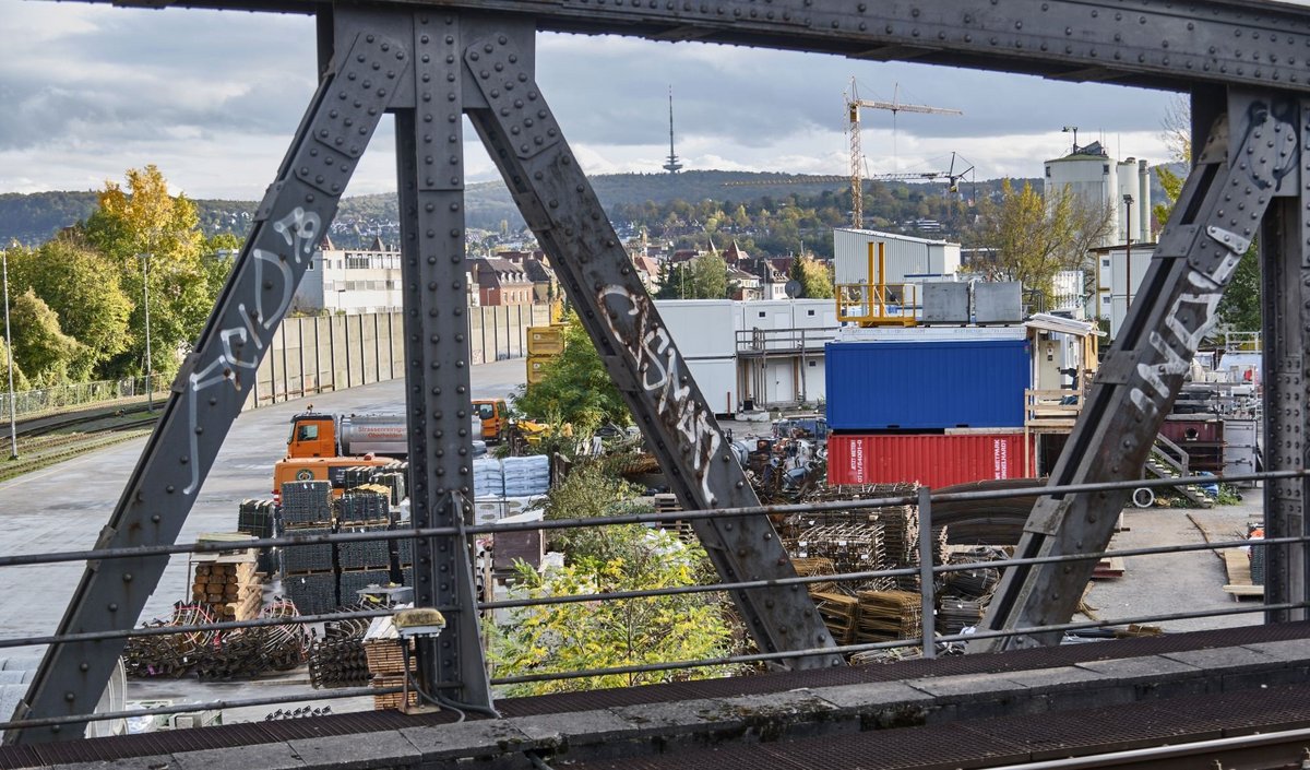 Wo die Container stehen, soll nun die Oper zwischengelagert werden. Fotos: Joachim E. Röttgers