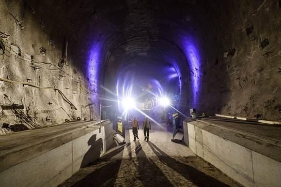 Wenn dutzendweise Extra-Tunnelkilometer die Kosten um weitere Milliarden in die Höhe treiben, wäre das durchaus relevant für die Landespolitik. 