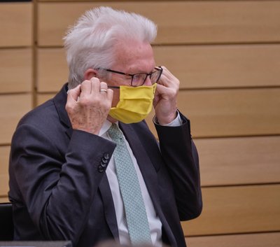 Der grüne MP folgt dem Vorschlag der Virologen: Maske auf. 