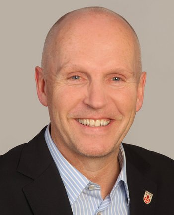 Mit Verweis auf die Gemeindeordnung stimmt Bürgermeister Rüdiger Ahlers (SPD) gegen die SPD-Fraktion. Foto: Gemeinde Münstertal