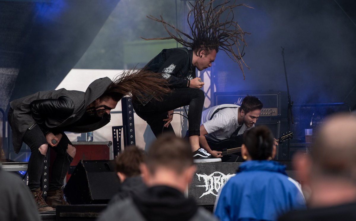 Feierabend! Und zwar volle drei Tage lang: Das Umsonst & Draußen ist gerettet – für den Naturschutz am alten Standort Uni-Wiese zieht das Festival auf die Festwiese mitten in Stuttgart-Vaihingen. Death by Dissonance spielen am 6.8.2023.