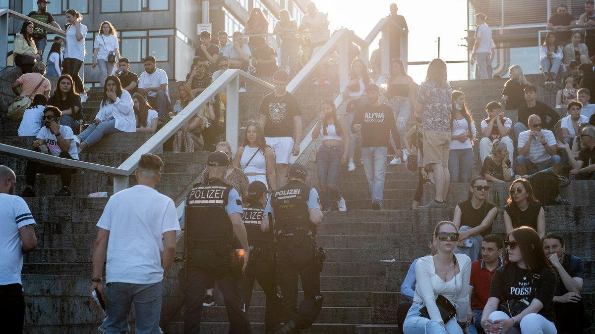 Haben Besseres zu tun als Kohle für Pay-TV lockerzumachen: Jugendliche und Junggebliebene auf Stuttgarts verbotenster Freitreppe. Foto: Jens Volle
