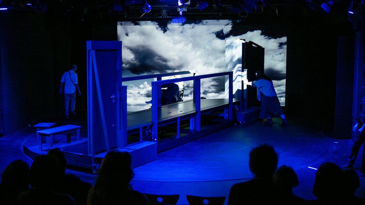 In "Hin und Her" wird die Bühne von Hand gedreht.