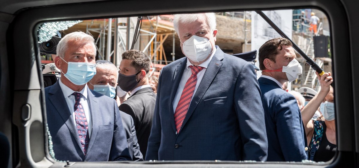 Politiker zeigen ihr Entsetzen. Fotos: Jens Volle Politiker zeigen ihr Entsetzen. Fotos: Jens Volle