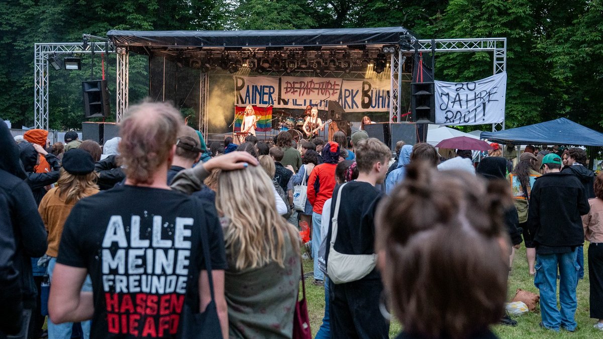 Gerade mal 18 und fast schon alte Hasen: Departure aus Tübingen. "Lenkt ab vom Abi-Stress", sagen die drei Bandmitglieder. Gerade mal 18 und fast schon alte Hasen: Departure aus Tübingen. "Lenkt ab vom Abi-Stress", sagen die drei Bandmitglieder.