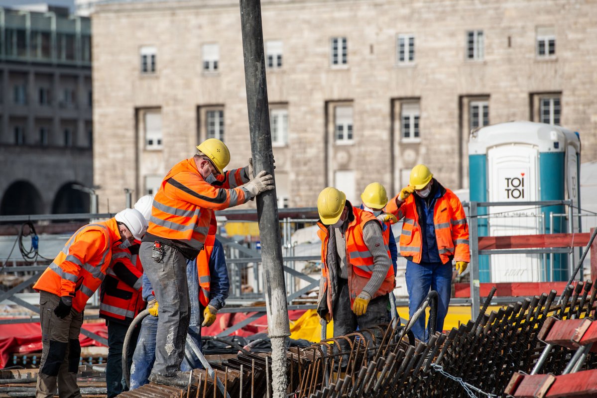 Geburt einer Kelchstütze: Durch einen riesigen Schlauch kleckert der Beton in die Form.