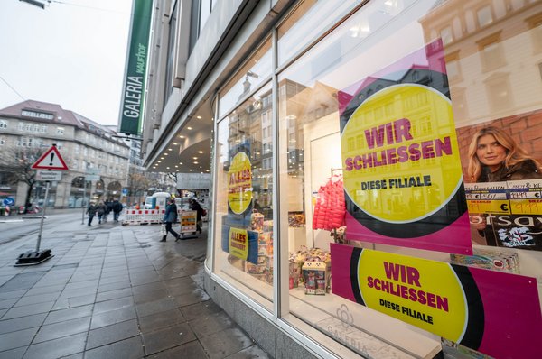 Betroffen von der Signa-Insolvenz sind vor allem sie: die Galeria-Kaufhof-Filialen, wie hier in der Eberhardstraße. Betroffen von der Signa-Insolvenz sind vor allem sie: die Galeria-Kaufhof-Filialen, wie hier in der Eberhardstraße.