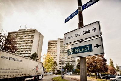 Berliner Platz in der Südstadt, im Hintergrund die Hochhäuser Romulus und Remus. Foto: Patrick Pfeiffer